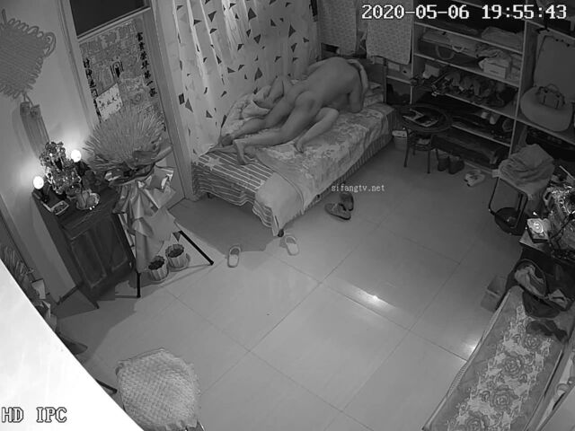 黑客破解网络摄像头监控偷拍服装店老板娘和老相好光头佬在休息间幽会