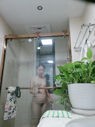 五一放假表妹来我家玩的时候暗藏摄像头偷拍的她洗澡