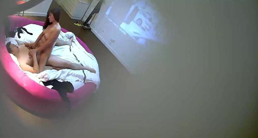 特色宾馆偷拍气质漂亮美少妇和男同事下班开房偷情,男的都累倒了自己还坐在上面干,太骚了难怪出来偷情!