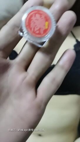 娇娇女被玩弄露脸给大哥舔鸡巴，压在身下爆草抽插骚逼自己还拿跳弹玩弄阴蒂，让狼友看骚逼的表情有多销魂