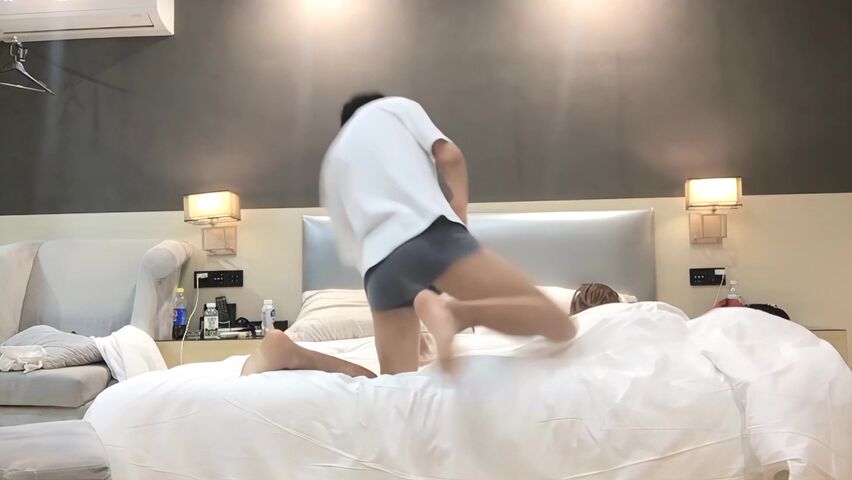 【91约妹达人】泡良佳作打游戏认识的学生妹，帅哥颜值影响下，主动开房爆操，对白精彩情节劲爆，超清画质AI增强版