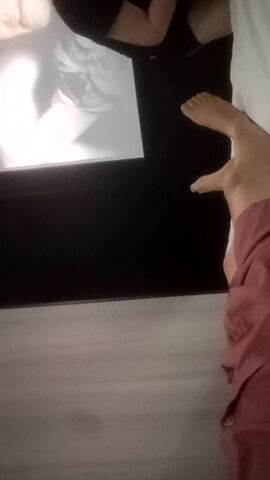 【暗访足疗】足浴勾搭大神，磨磨蹭蹭间就把少妇内裤拽开了，插进去水多这骚货也满足
