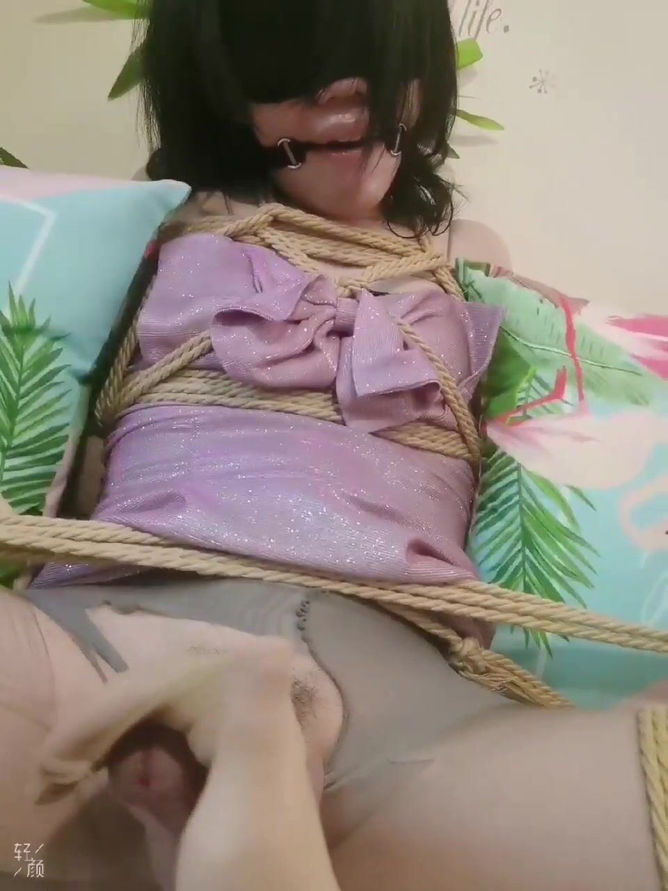 小妖精 Ts黎小雅 ：骚的一逼，被色魔捆起来调教，虐鸡鸡，摩擦 喷射精液！